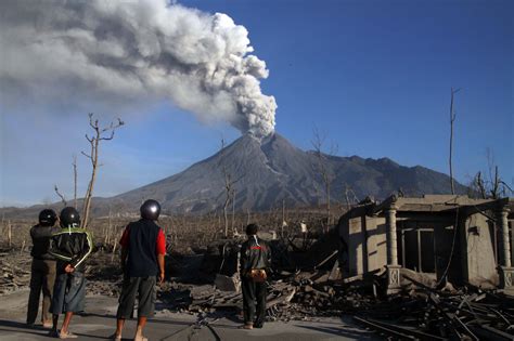 Wybuchu Wulkanu Merapi w 2010 roku –  Katastroficzny Wybuch i Odnowiona Szacunek dla Sił Natury