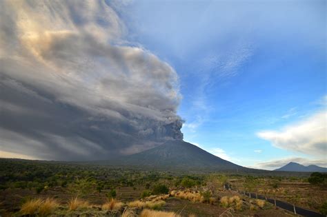  Wybuchające Wulkany i Tańczący Lud: Wybuch Gunung Agung w 2017 Roku